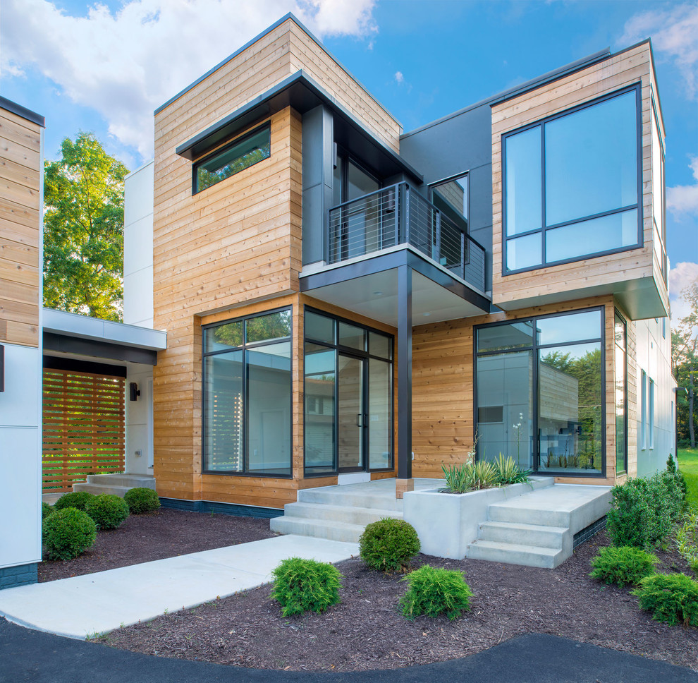 Foto de fachada de casa marrón contemporánea extra grande de dos plantas con revestimiento de madera y tejado plano