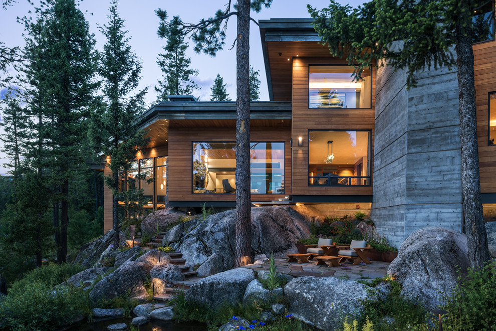 Foto de fachada de casa minimalista extra grande a niveles con revestimiento de madera, tejado plano y tejado de metal