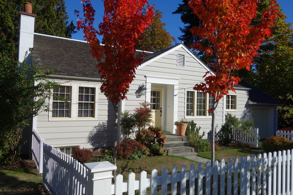 Kleines, Einstöckiges Maritimes Haus mit grauer Fassadenfarbe, Satteldach und Schindeldach in Seattle