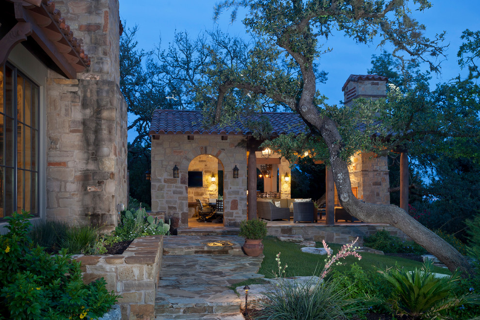 Mittelgroßes, Einstöckiges Mediterranes Haus mit Steinfassade, beiger Fassadenfarbe und Satteldach in Austin