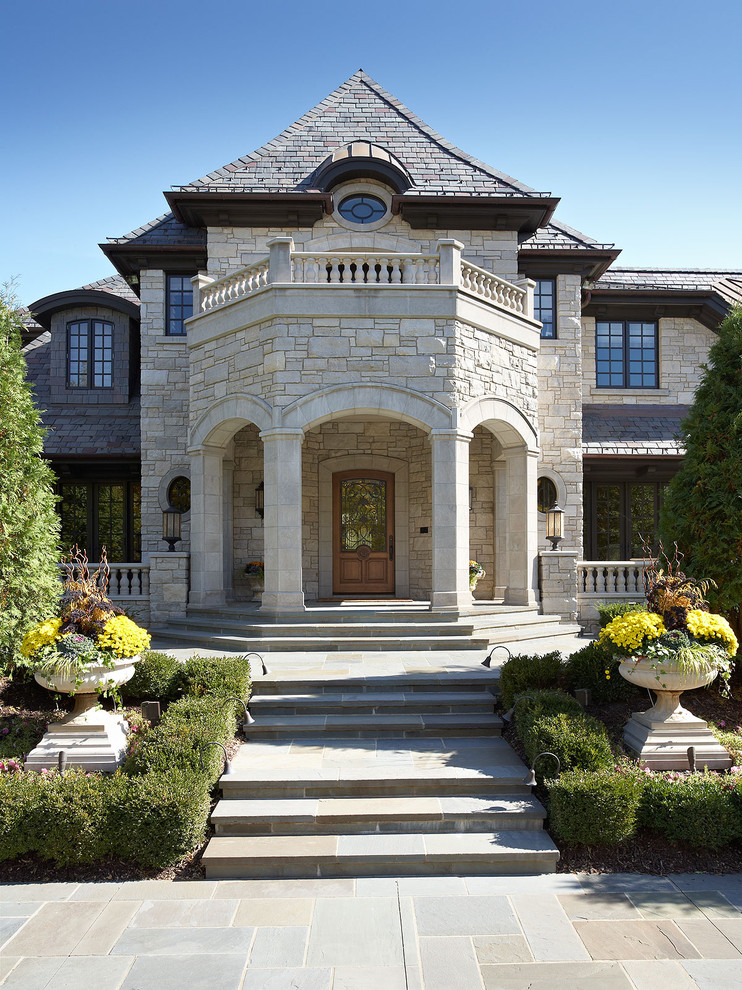 Geräumiges, Zweistöckiges Klassisches Einfamilienhaus mit Steinfassade, grauer Fassadenfarbe, Walmdach und Schindeldach in Minneapolis