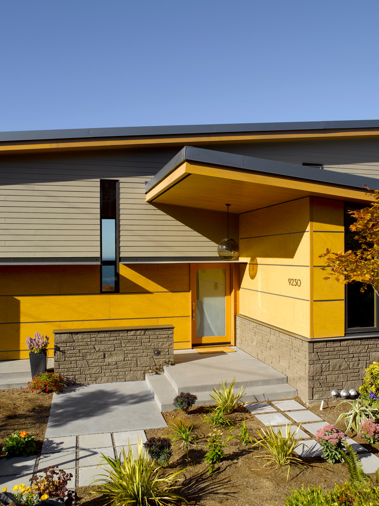 Immagine della facciata di una casa gialla moderna