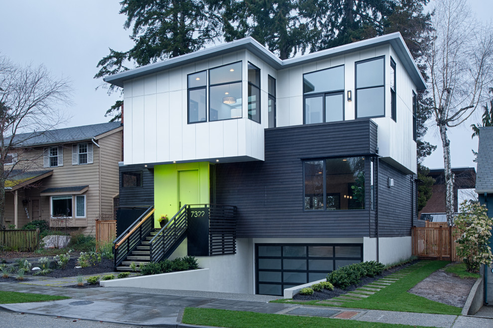 Идея дизайна: большой, трехэтажный, черный дом в современном стиле с комбинированной облицовкой и односкатной крышей