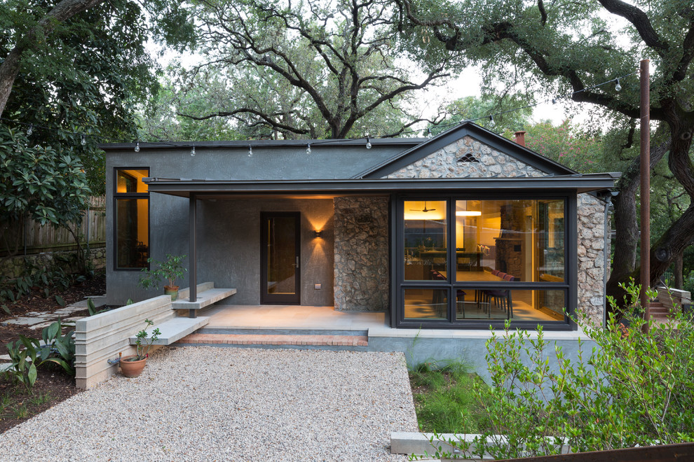 На фото: большой, двухэтажный, серый частный загородный дом в стиле модернизм с облицовкой из цементной штукатурки, плоской крышей и металлической крышей с