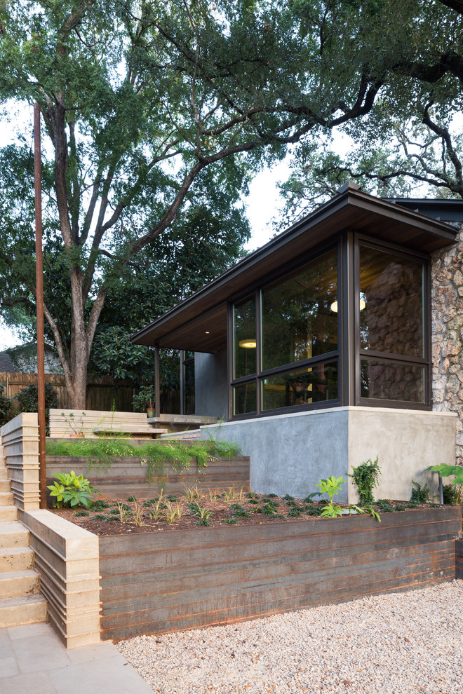 Modelo de fachada de casa gris minimalista grande de dos plantas con revestimiento de estuco, tejado plano y tejado de metal