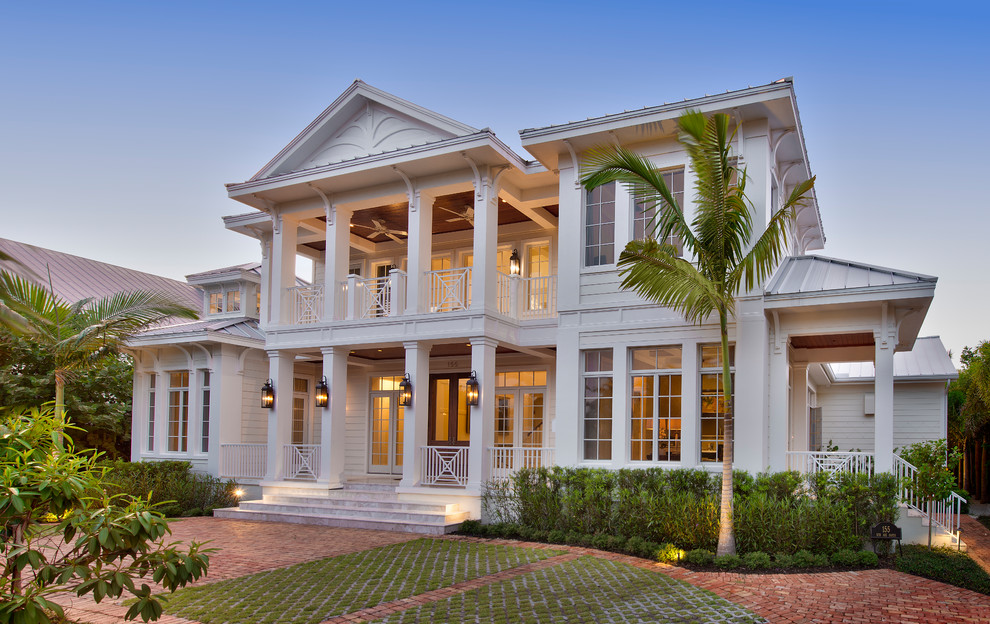 Foto della villa bianca tropicale a due piani con copertura in metallo o lamiera