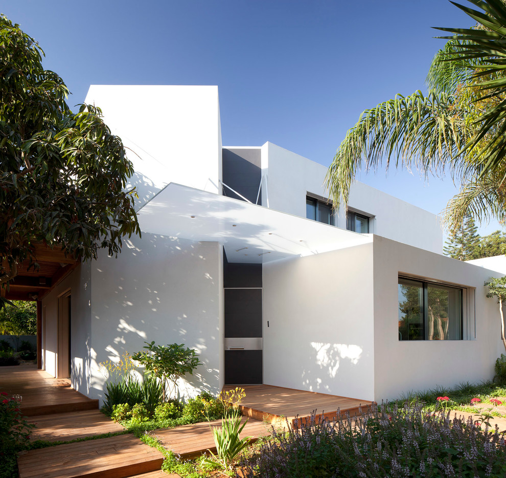 Idee per la facciata di una casa bianca moderna a due piani