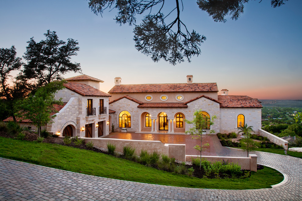 Großes, Zweistöckiges Mediterranes Haus mit Steinfassade in Austin