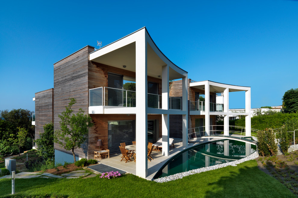 Идея дизайна: двухэтажный, деревянный дом в современном стиле с плоской крышей