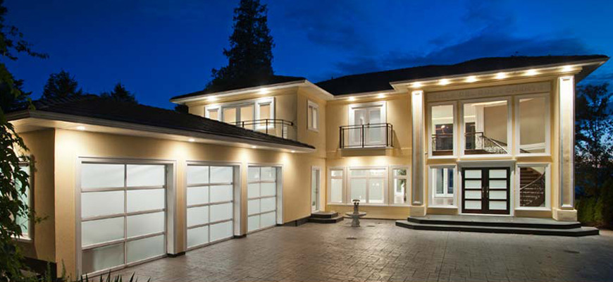 Großes, Zweistöckiges Modernes Einfamilienhaus mit Betonfassade, beiger Fassadenfarbe, Halbwalmdach und Schindeldach in Vancouver