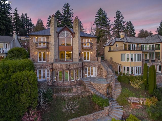 Geräumiges, Dreistöckiges Mediterranes Einfamilienhaus mit Steinfassade, brauner Fassadenfarbe, Satteldach und Blechdach in Portland