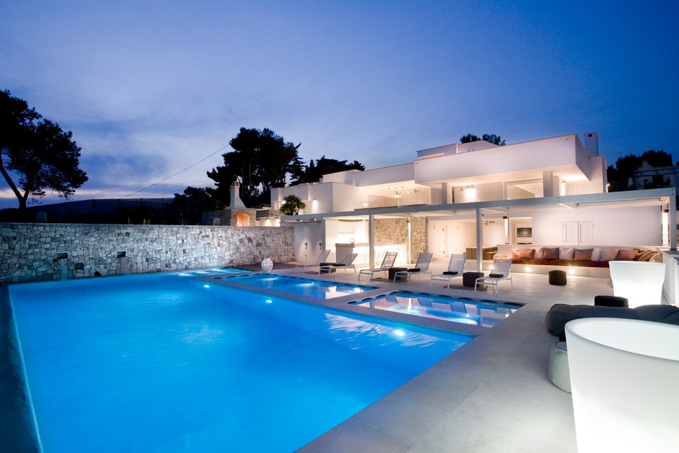 バーリにある地中海スタイルのおしゃれな大きな家の写真