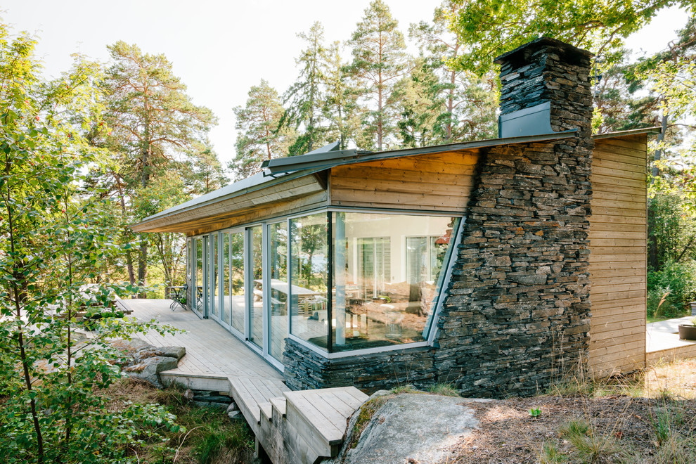 Cette photo montre une petite façade de maison multicolore scandinave de plain-pied avec un revêtement mixte.