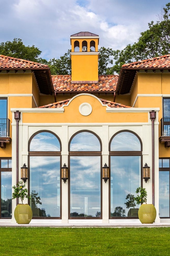 Mediterranes Haus mit Putzfassade und gelber Fassadenfarbe in New York