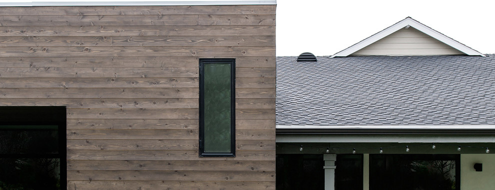 Aménagement d'une grande façade de maison marron moderne en bois de plain-pied avec un toit plat.