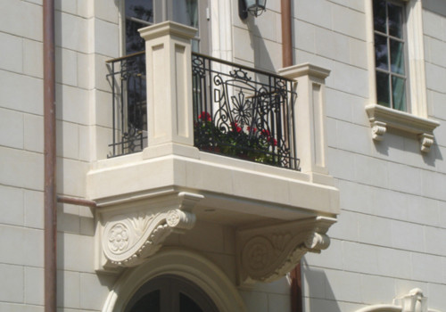 Idee per la facciata di una casa beige classica con rivestimento in pietra