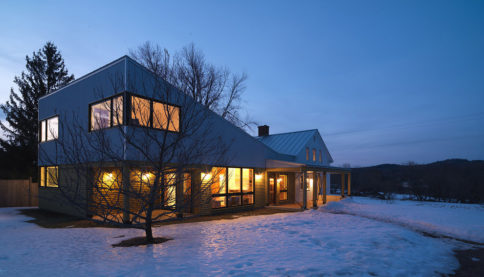 Свежая идея для дизайна: большой, двухэтажный, разноцветный частный загородный дом в стиле кантри с комбинированной облицовкой, односкатной крышей и металлической крышей - отличное фото интерьера