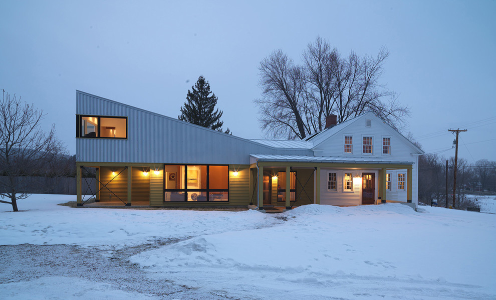 Großes, Zweistöckiges Landhausstil Einfamilienhaus mit Mix-Fassade, Pultdach, Blechdach und bunter Fassadenfarbe in Burlington
