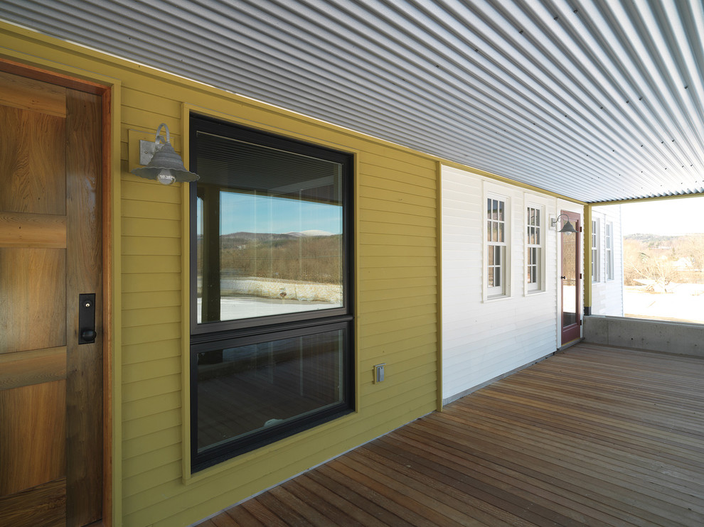 Aménagement d'une grande façade de maison multicolore campagne à un étage avec un revêtement mixte, un toit en appentis et un toit en métal.