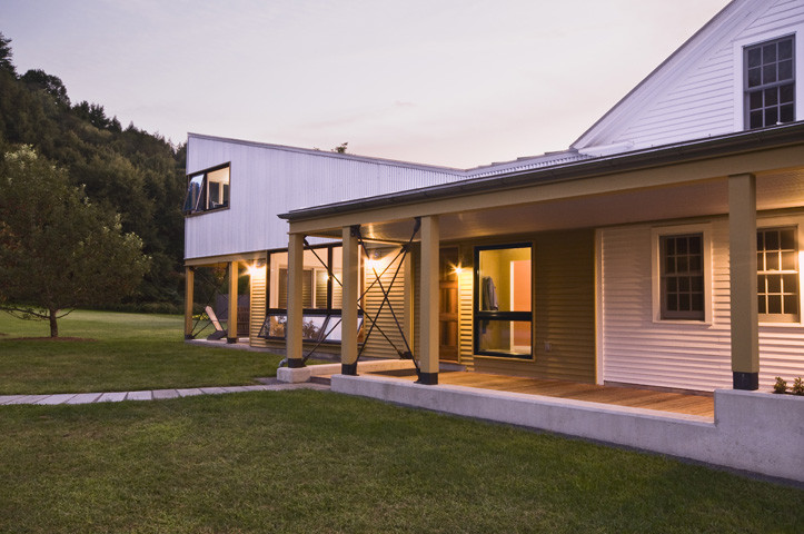 Diseño de fachada de casa multicolor campestre grande de dos plantas con revestimientos combinados, tejado de un solo tendido y tejado de metal