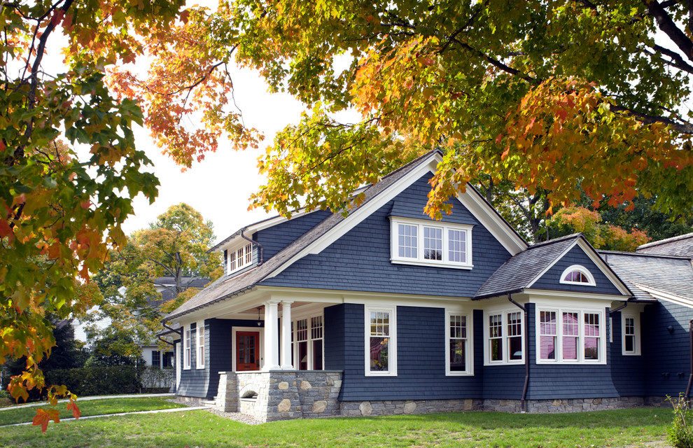 Стильный дизайн: двухэтажный, синий дом в классическом стиле - последний тренд