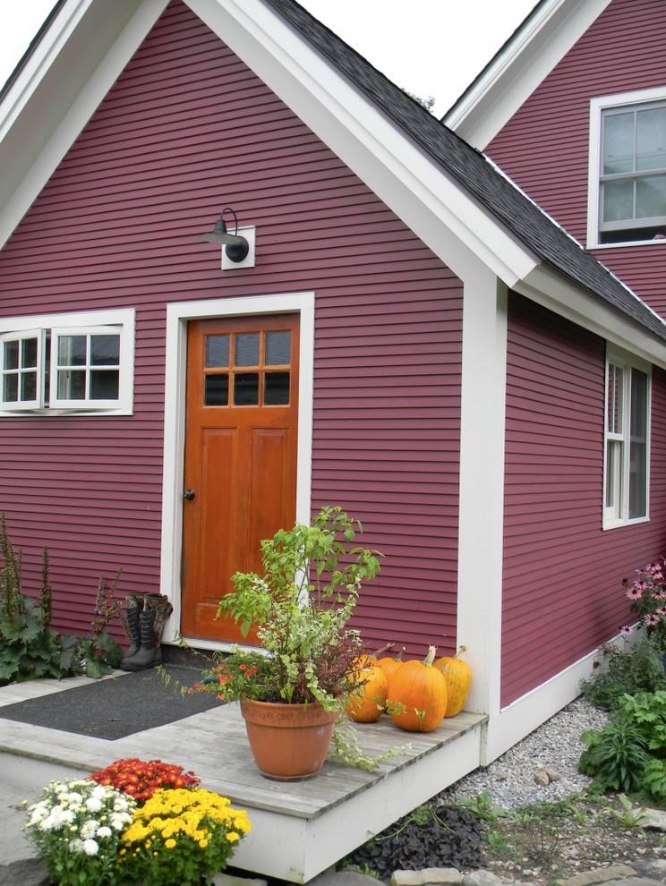 Идея дизайна: маленький, одноэтажный, деревянный, красный дом в классическом стиле для на участке и в саду