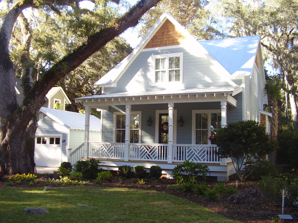 Mittelgroßes, Zweistöckiges Maritimes Einfamilienhaus mit Vinylfassade, grauer Fassadenfarbe, Satteldach und Blechdach in Jacksonville