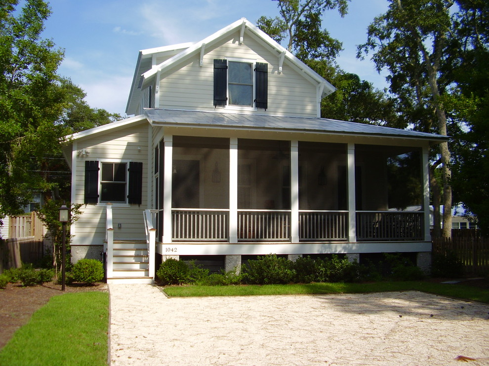 Zweistöckiges, Mittelgroßes Maritimes Einfamilienhaus mit Vinylfassade, beiger Fassadenfarbe, Satteldach und Blechdach in Jacksonville