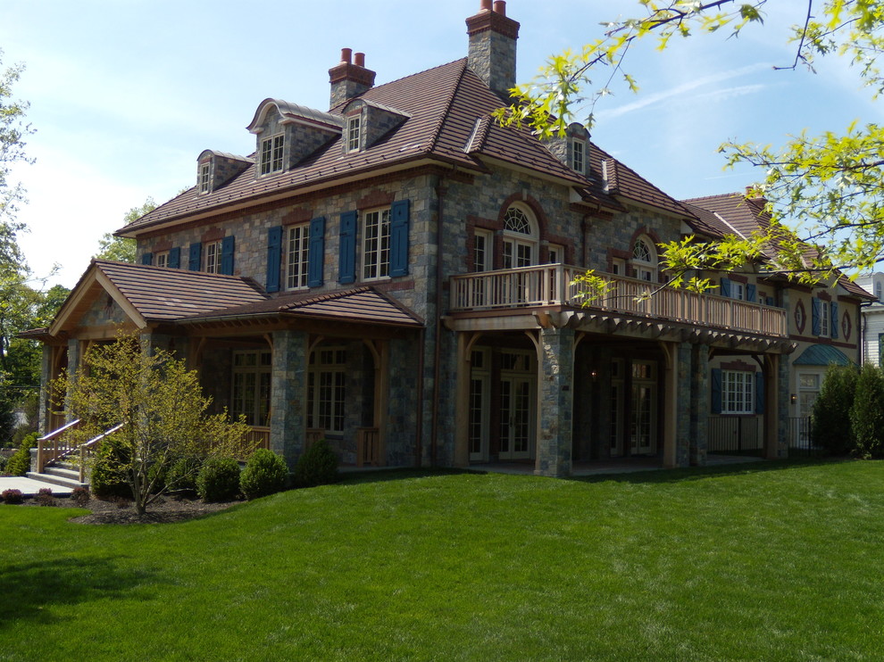 Foto della facciata di una casa classica con rivestimento in pietra