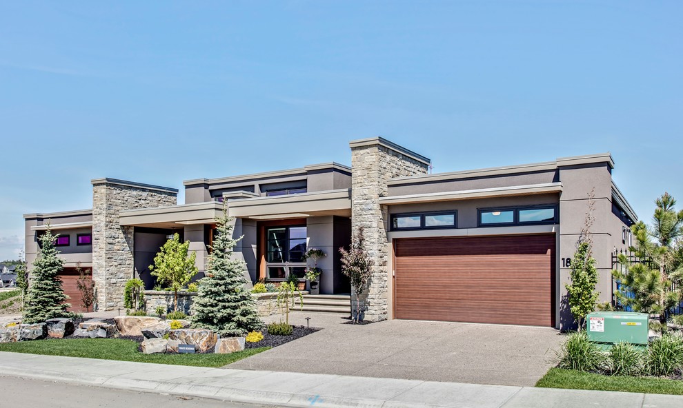 Mittelgroße, Einstöckige Moderne Doppelhaushälfte mit Mix-Fassade, beiger Fassadenfarbe und Flachdach in Calgary