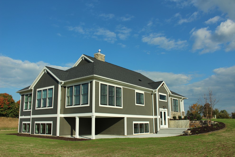 Стильный дизайн: двухэтажный, серый многоквартирный дом в стиле неоклассика (современная классика) с комбинированной облицовкой, двускатной крышей и крышей из гибкой черепицы - последний тренд