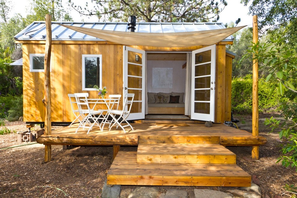 Пример оригинального дизайна: маленький, деревянный, коричневый мини дом в современном стиле с двускатной крышей для на участке и в саду