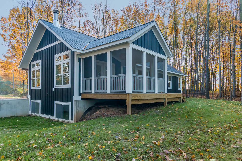 Immagine della casa con tetto a falda unica grigio american style a un piano di medie dimensioni con rivestimento in legno