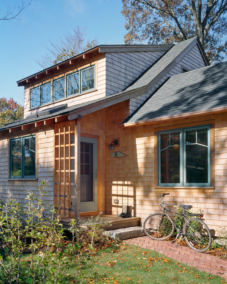 Идея дизайна: маленький, двухэтажный, деревянный дом в классическом стиле для на участке и в саду