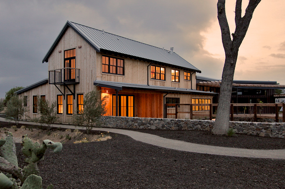 Diseño de fachada de casa beige clásica renovada grande de dos plantas con revestimiento de madera, tejado a dos aguas y tejado de metal