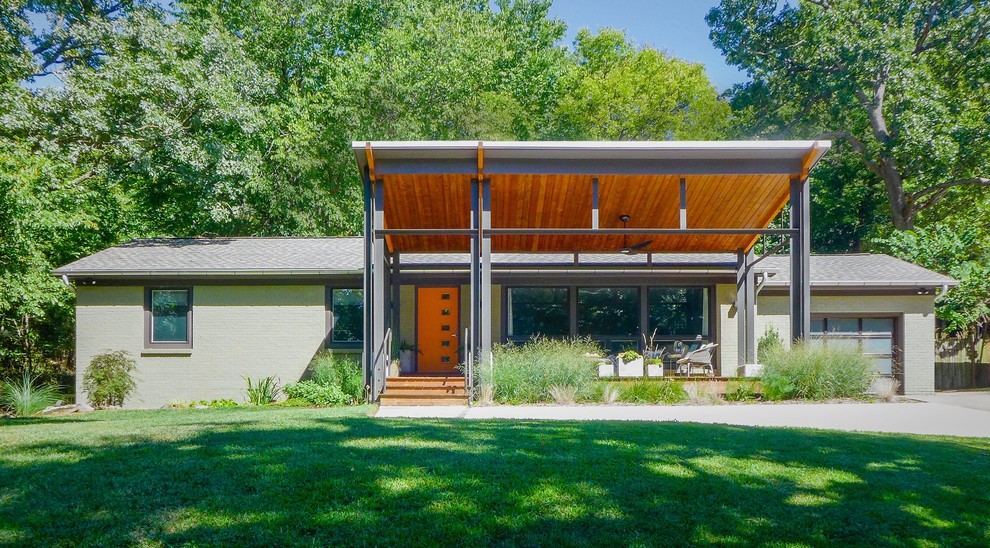 Ispirazione per la casa con tetto a falda unica verde contemporaneo a un piano di medie dimensioni con rivestimento in mattoni