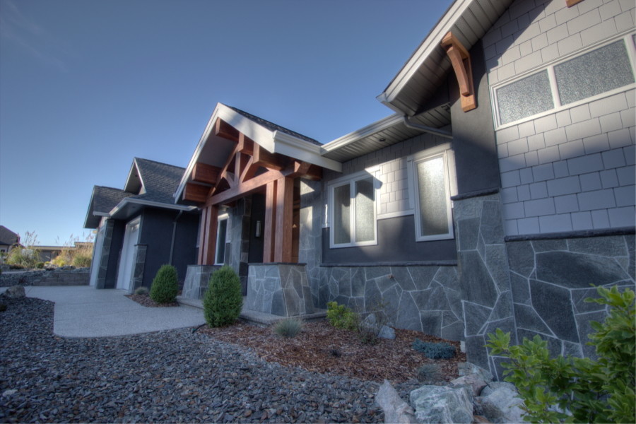 Großes, Zweistöckiges Modernes Haus mit Mix-Fassade, grauer Fassadenfarbe und Satteldach in Vancouver