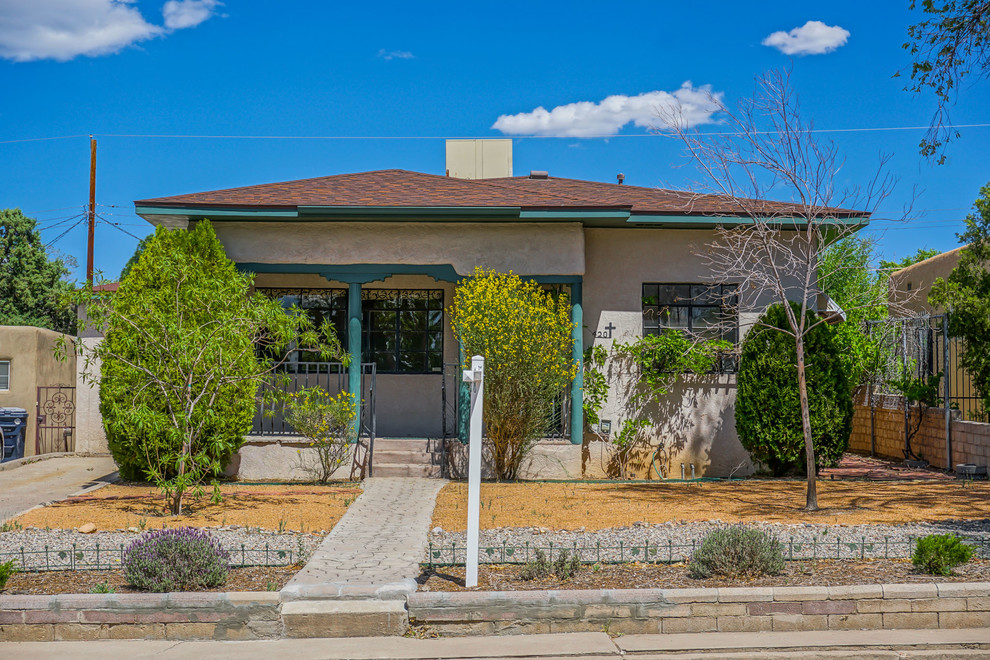 Kleines, Einstöckiges Uriges Haus mit Putzfassade und beiger Fassadenfarbe in Albuquerque