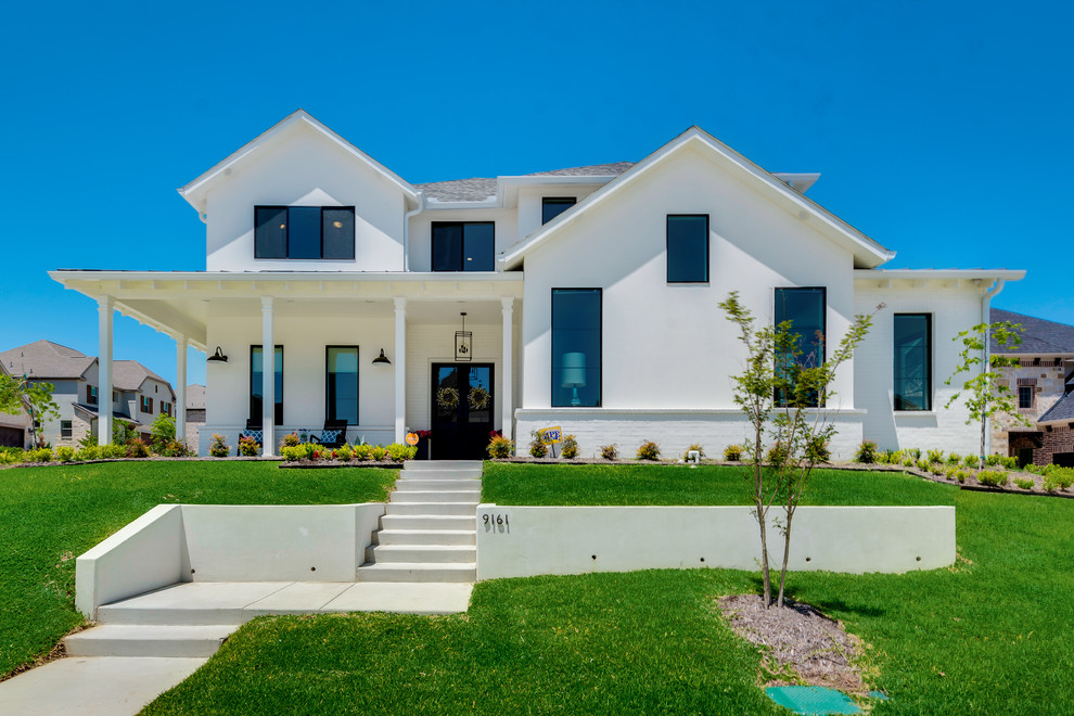 Zweistöckiges Country Einfamilienhaus mit Putzfassade, weißer Fassadenfarbe, Satteldach und Schindeldach in Dallas