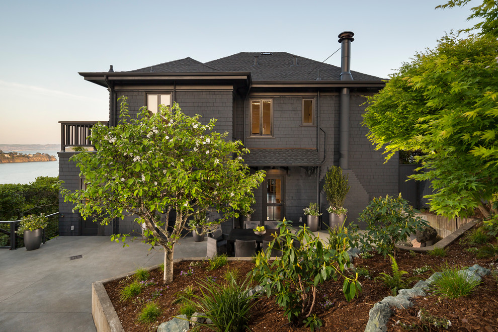 Inspiration pour une grande façade de maison grise design à un étage avec un toit à deux pans et un toit en shingle.