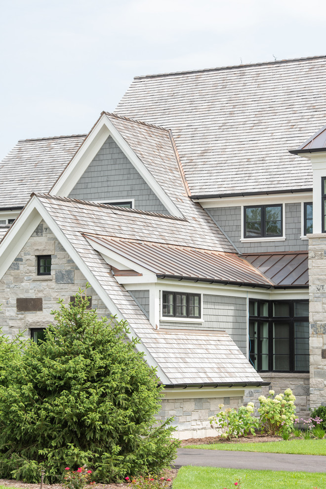 Diseño de fachada de casa gris clásica grande de dos plantas con revestimientos combinados, tejado a dos aguas y tejado de varios materiales