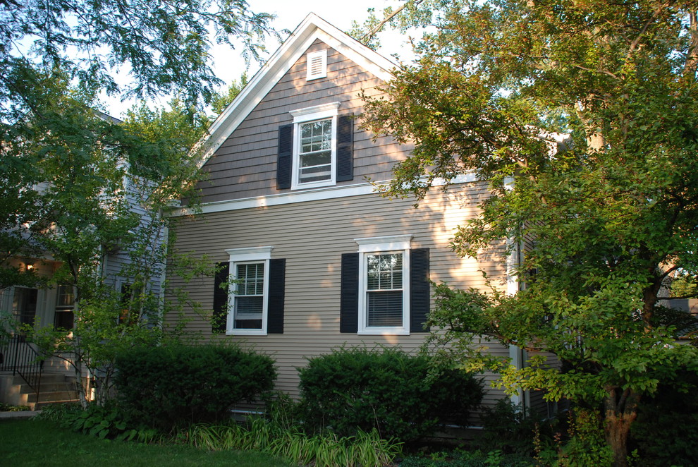 Exempel på ett mellanstort amerikanskt beige hus, med två våningar, vinylfasad och tak i shingel