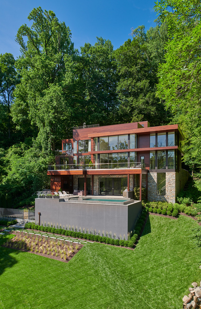 Geräumiges, Zweistöckiges Modernes Einfamilienhaus mit Mix-Fassade, brauner Fassadenfarbe und Flachdach in Washington, D.C.