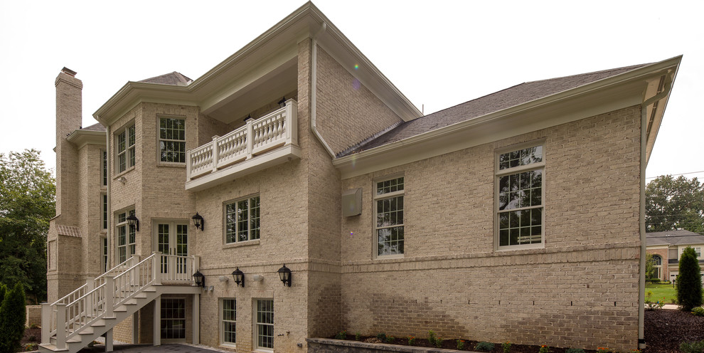 ワシントンD.C.にある巨大なトラディショナルスタイルのおしゃれなベージュの家 (レンガサイディング) の写真