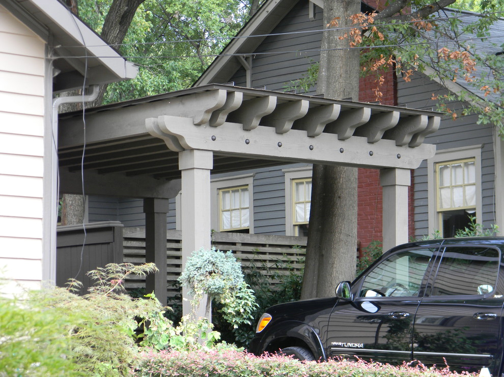 Kleines, Einstöckiges Klassisches Einfamilienhaus mit Mix-Fassade, grauer Fassadenfarbe, Halbwalmdach und Schindeldach in Atlanta