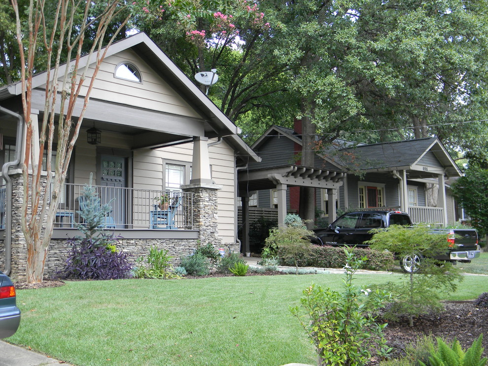 アトランタにあるお手頃価格の小さなトラディショナルスタイルのおしゃれな家の外観 (混合材サイディング) の写真