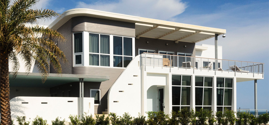 Großes, Zweistöckiges Modernes Wohnung mit Mix-Fassade, weißer Fassadenfarbe und Flachdach in Sonstige
