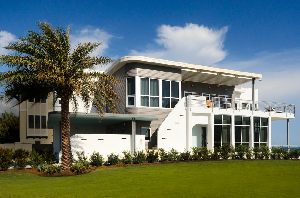 Immagine della facciata di una casa grande tropicale a due piani con tetto piano
