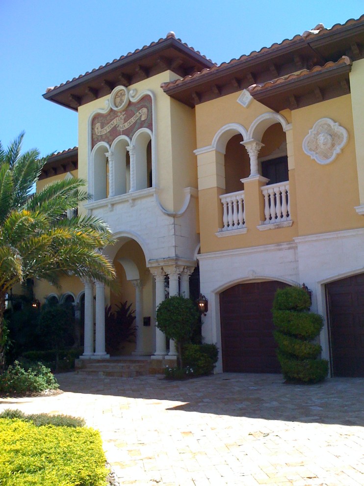 Foto della facciata di una casa grande gialla mediterranea a due piani