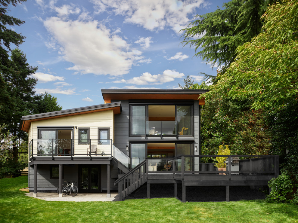 Inspiration för mellanstora moderna flerfärgade hus i flera nivåer, med fiberplattor i betong, pulpettak och levande tak
